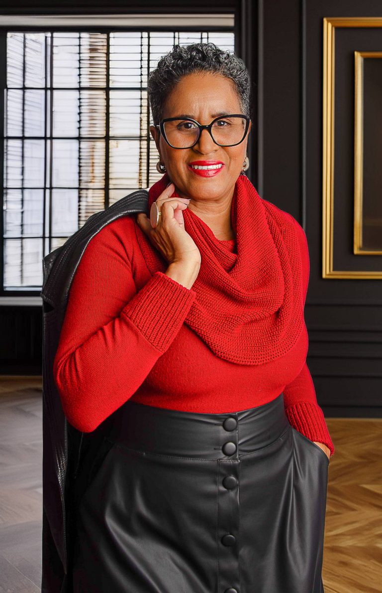 Mulher madura sorrindo em sessão fotográfica no GF Studio, vivência do Clicks de Sucesso